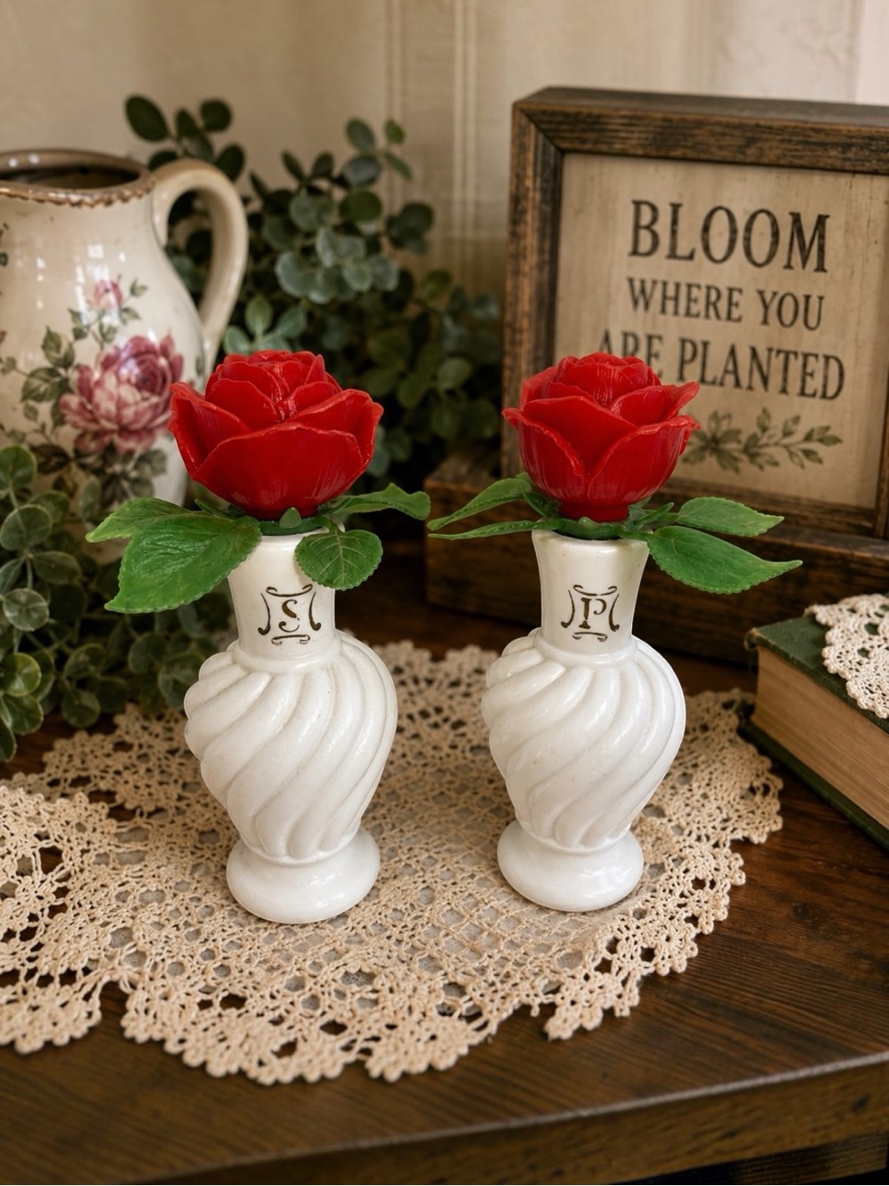 Vtg Minerware Red Roses Bud Vase Plastic Salt And Pepper Shaker Set 5.5" kitschy
